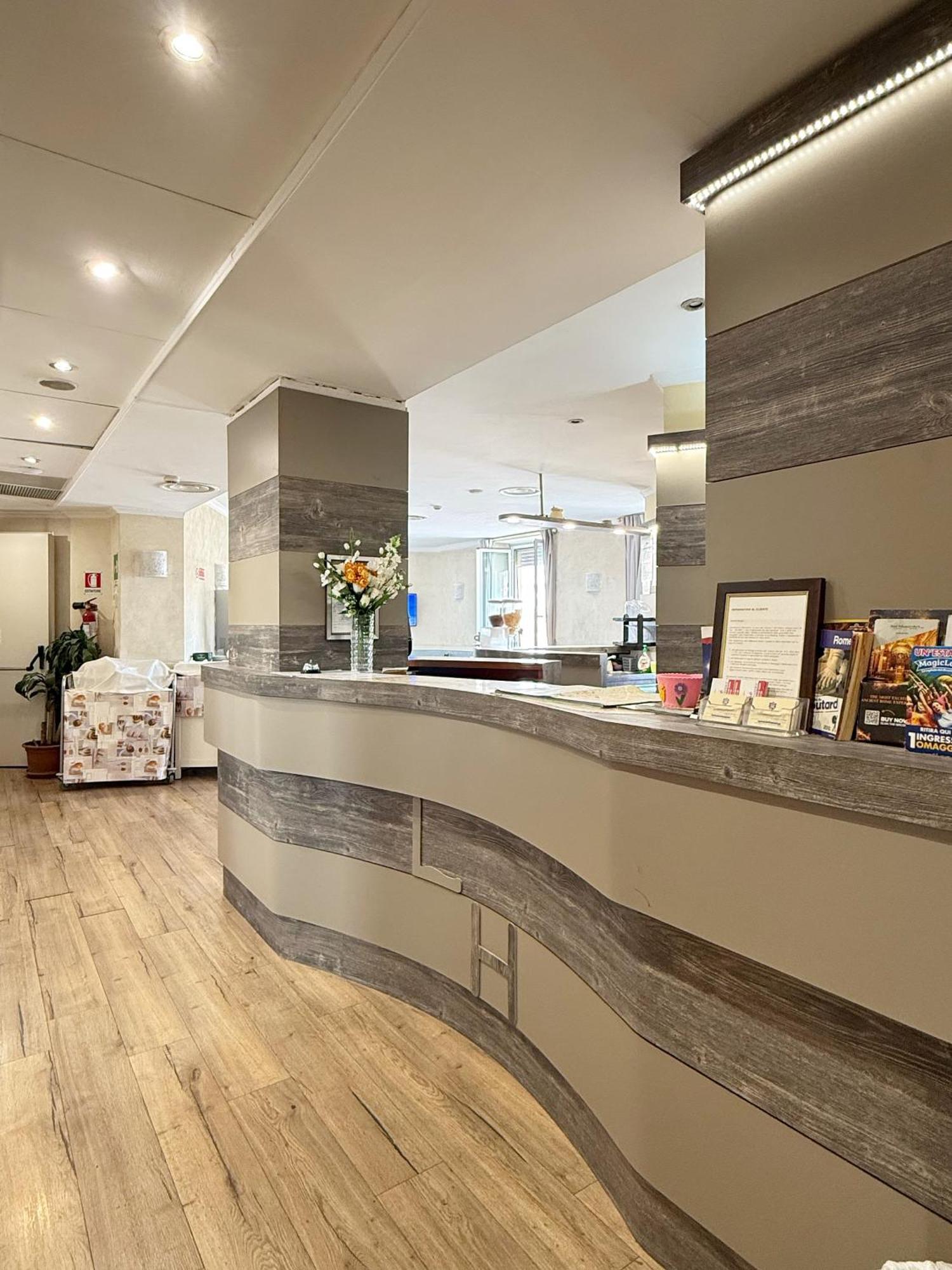 Laura Hotel 3*